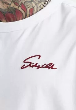SikSilk Script Embroidery - T-Shirt Print - White 9 SikSilk Script Embroidery - T-Shirt Print - White -Outlet SikSilk Winkel 1ed8e67fc5c844e7884e476102cb5425