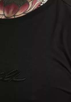 SikSilk Script Embroidery Muscle Fit - T-Shirt Basic - Black -Outlet SikSilk Winkel 2fe68bc71eb64f44b469c6b137e338c9