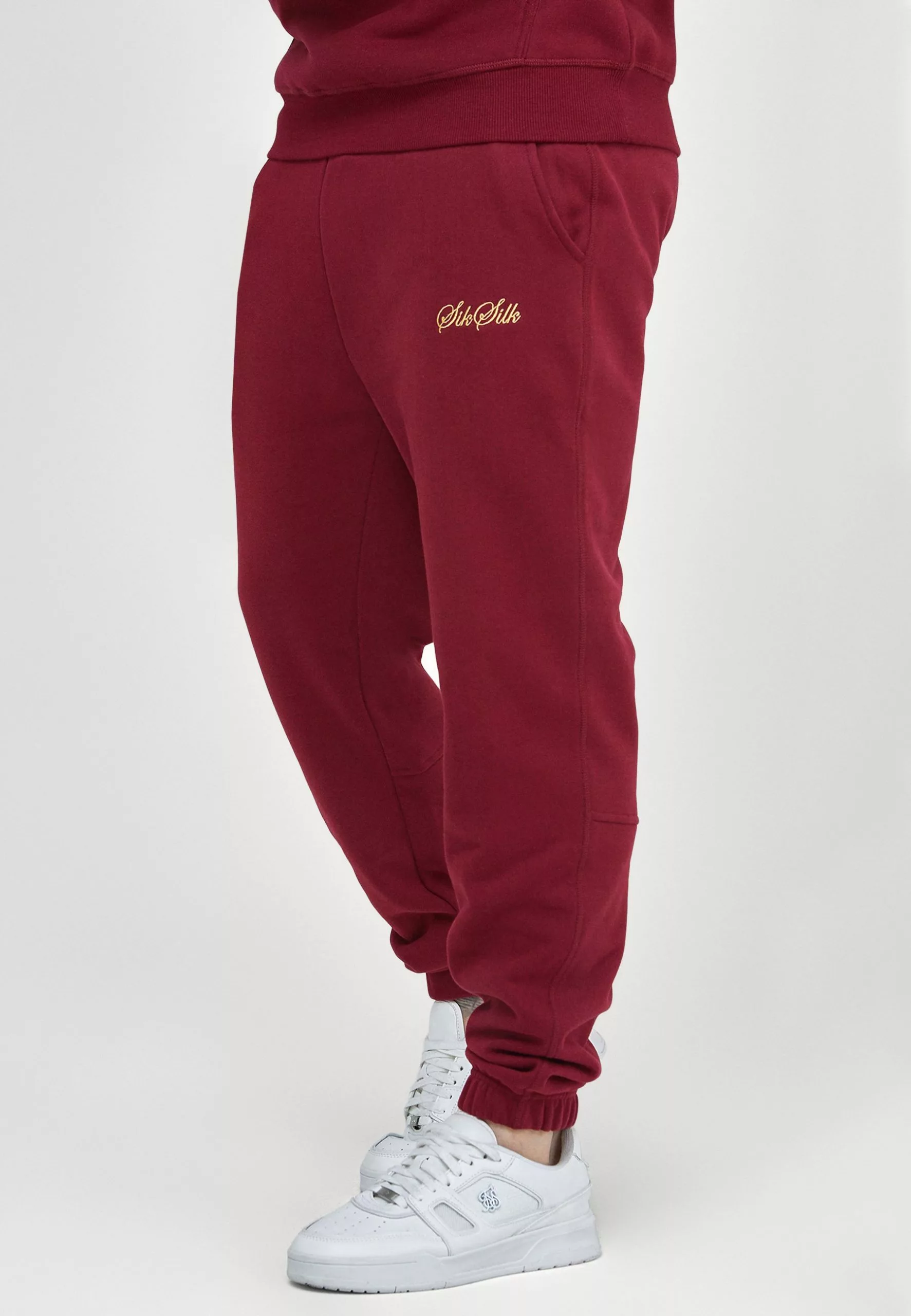 SikSilk Embossed Logo Relaxed Fit Joggers - Trainingsbroek - Burgundy 3 SikSilk Embossed Logo Relaxed Fit Joggers - Trainingsbroek - Burgundy