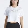 SikSilk Signature Crop Tee - T-Shirt Print - White 1 SikSilk Signature Crop Tee - T-Shirt Print - White -Outlet SikSilk Winkel a45665877e0345ad995b69265772c0c0
